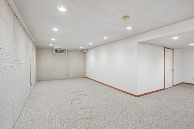 8114 Northview Drive, Urbandale, IA 50322