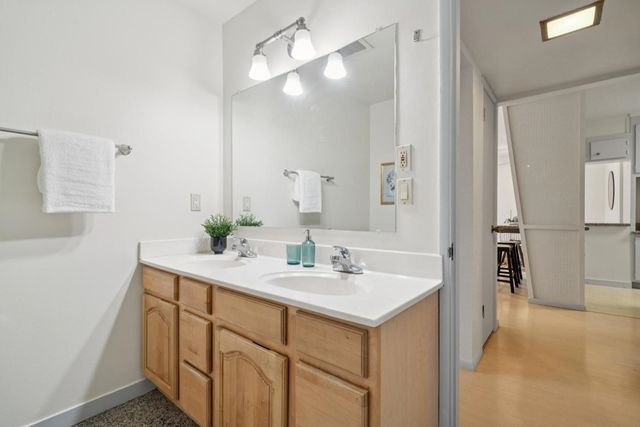 1425 Lakeside DR 201, Oakland, CA 94612