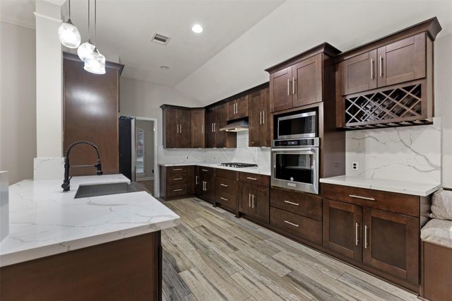 30 Crestview Trail, Houston, TX 77082