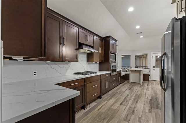 30 Crestview Trail, Houston, TX 77082