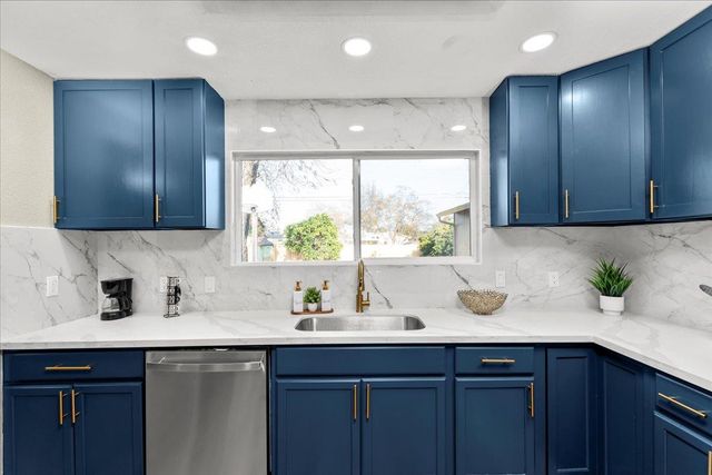 221 W Pearl Ave, Stockton, CA 95207