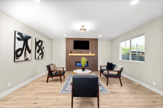 221 W Pearl Ave, Stockton, CA 95207