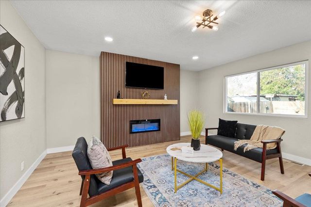 221 W Pearl Ave, Stockton, CA 95207