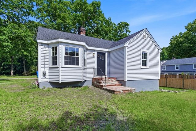 95 Circle Dr, Wrentham, MA 02093
