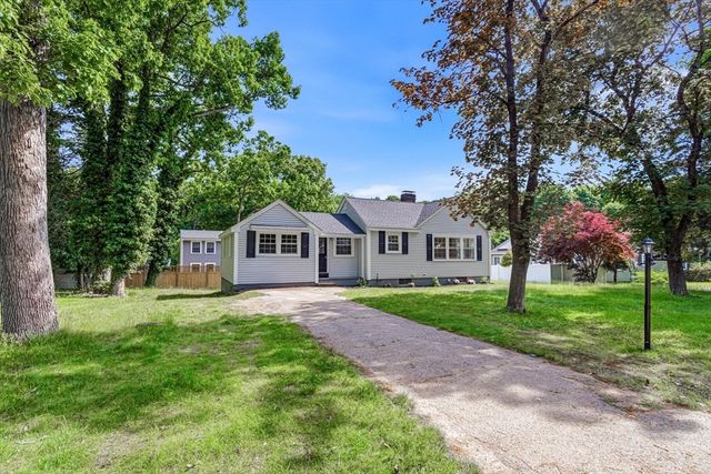 95 Circle Dr, Wrentham, MA 02093