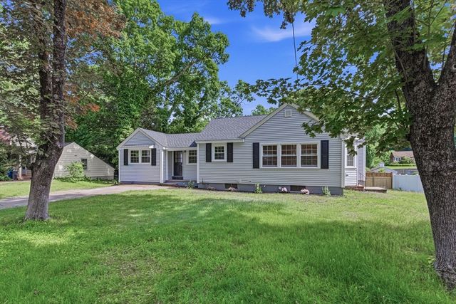 95 Circle Dr, Wrentham, MA 02093