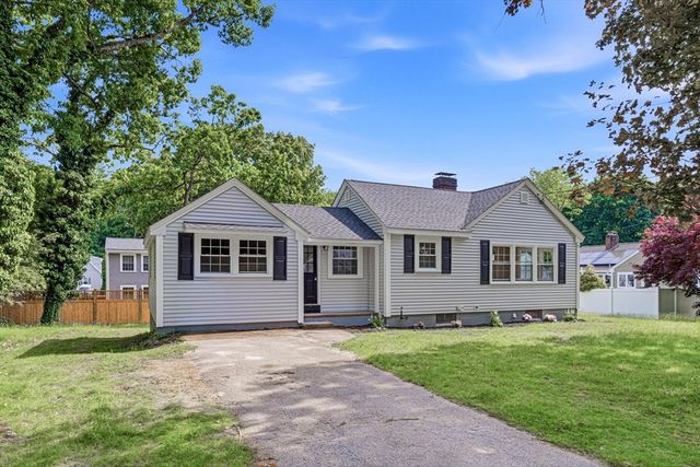 95 Circle Dr, Wrentham, MA 02093