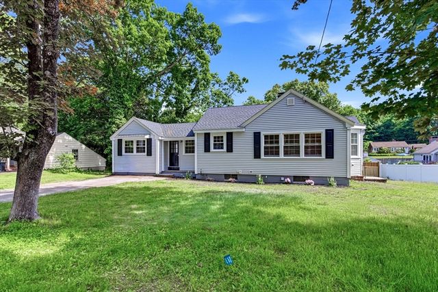 95 Circle Dr, Wrentham, MA 02093