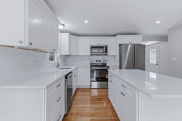 95 Circle Dr, Wrentham, MA 02093