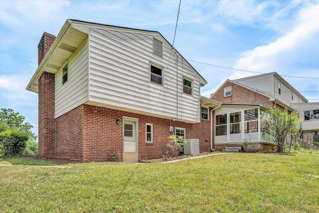 6066 Thornrose RD, Roanoke, VA 24012