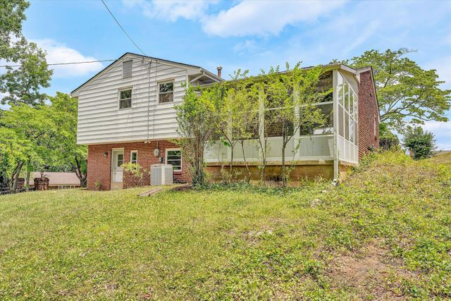 6066 Thornrose RD, Roanoke, VA 24012