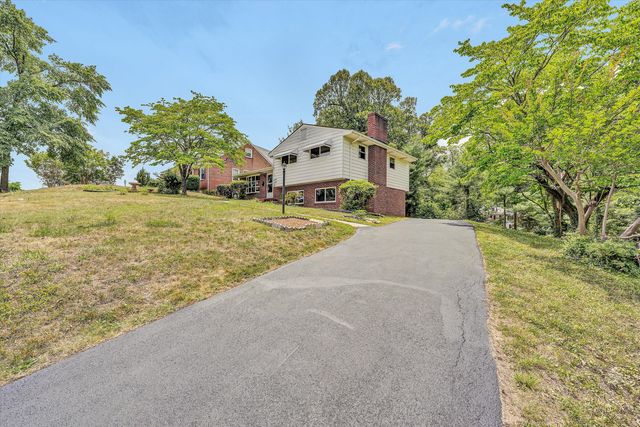 6066 Thornrose RD, Roanoke, VA 24012