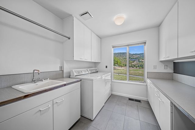 1225 Gardner Way, Medford, OR 97504