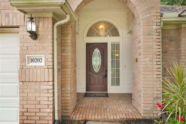 10202 Squirehill Court, Houston, TX 77070