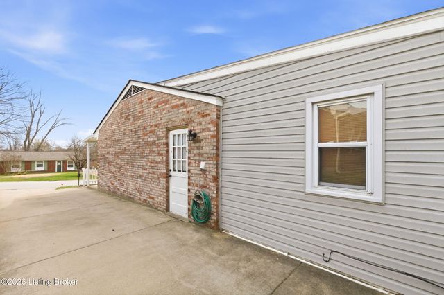 2720 Tregaron Ave, Jeffersontown, KY 40299