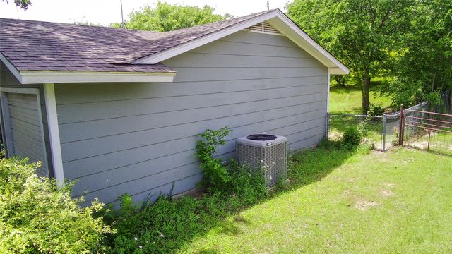 810 N Avenue F, Clifton, TX 76634