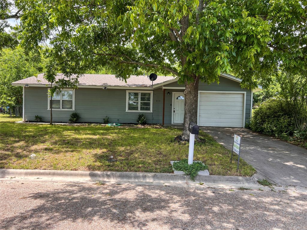 810 N Avenue F, Clifton, TX 76634
