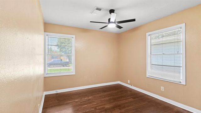 2001 14th Avenue N, Texas City, TX 77590