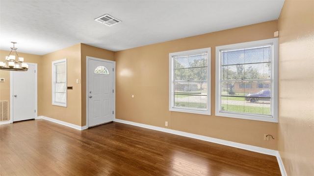 2001 14th Avenue N, Texas City, TX 77590