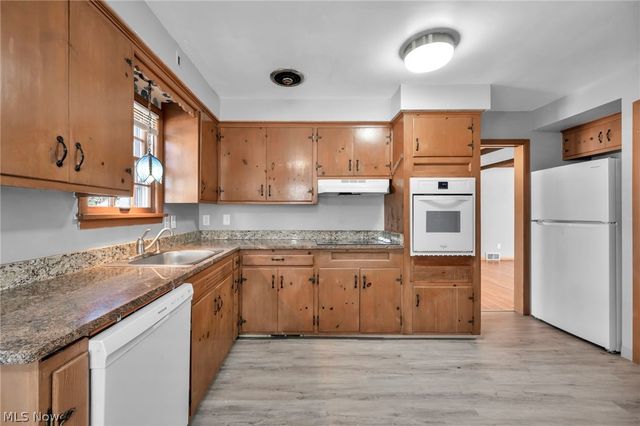 2463 Derbyshire Road, Cleveland Heights, OH 44106