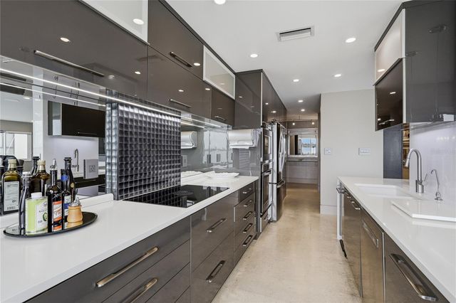 350 GOLDEN GATE POINT 51, Sarasota, FL 34236