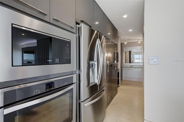 350 GOLDEN GATE POINT 51, Sarasota, FL 34236