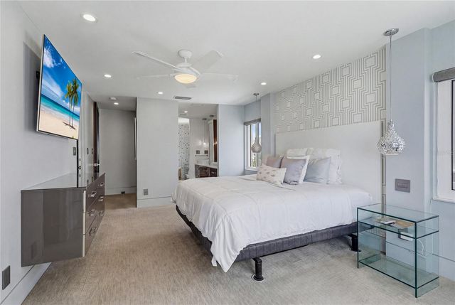 350 GOLDEN GATE POINT 51, Sarasota, FL 34236