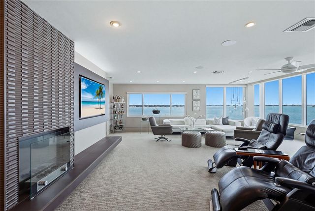 350 GOLDEN GATE POINT 51, Sarasota, FL 34236