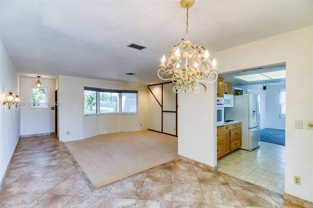 2225 N 39th Ave, Hollywood, FL 33021