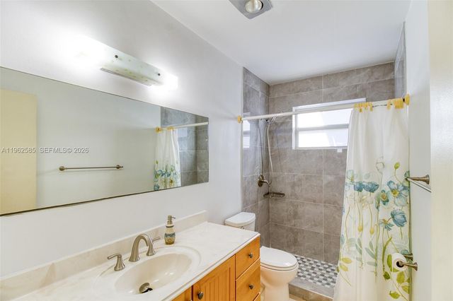 2225 N 39th Ave, Hollywood, FL 33021