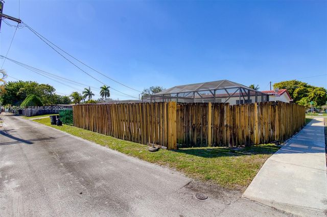 2225 N 39th Ave, Hollywood, FL 33021