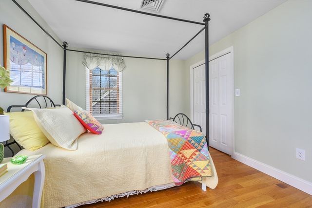 134 School St, Barnstable, MA 02635