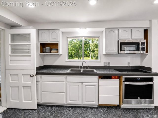 46495 North Avenue, Macomb Township, MI 48042