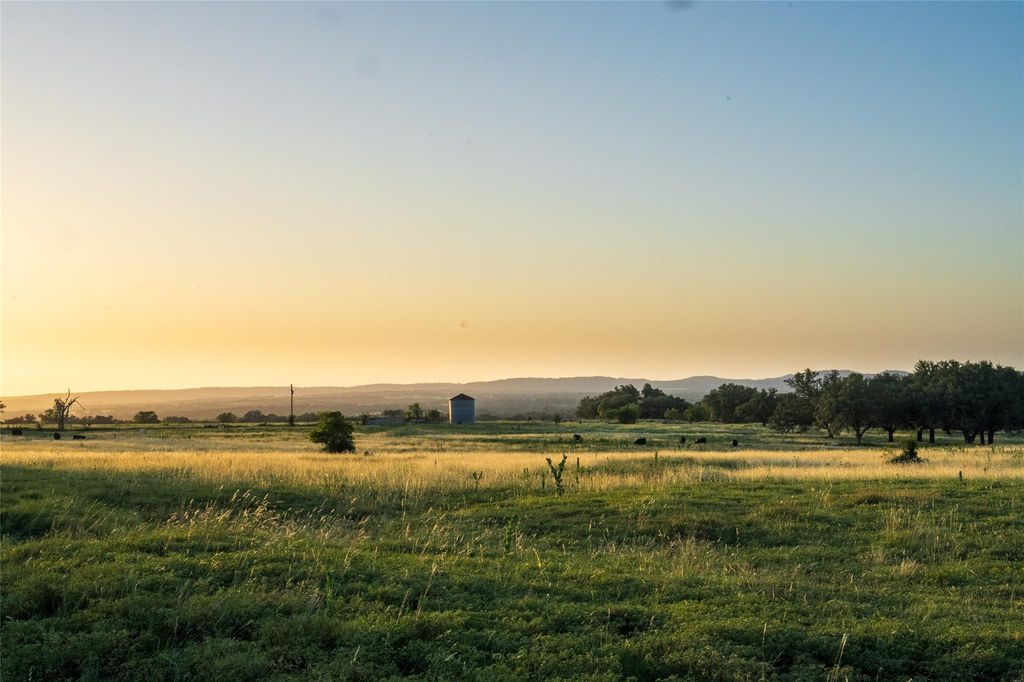 302 Hye Albert RD, Hye, TX 78635