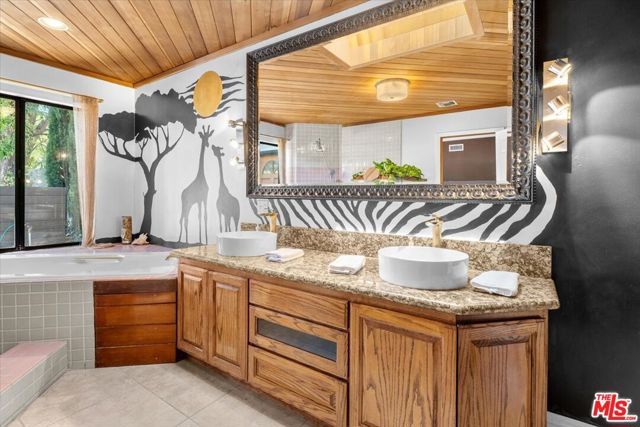 22954 Collins Street, Los Angeles, CA 91367