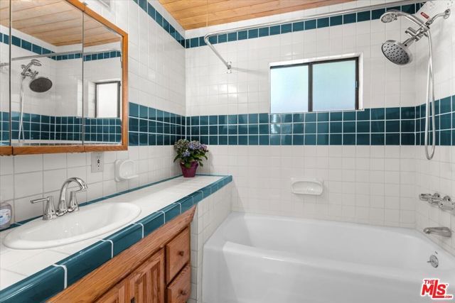 22954 Collins Street, Los Angeles, CA 91367