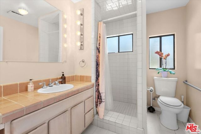 22954 Collins Street, Los Angeles, CA 91367