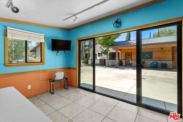 22954 Collins Street, Los Angeles, CA 91367