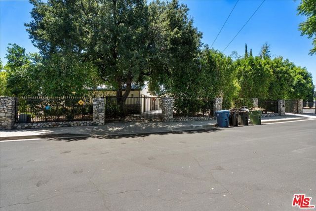 22954 Collins Street, Los Angeles, CA 91367