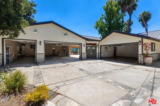 22954 Collins Street, Los Angeles, CA 91367