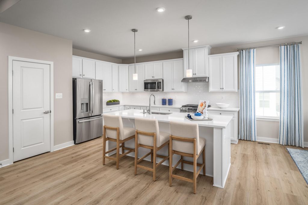 Image 2 of property listing at 1051 Thinleaf Avenue, Ridgeville, SC 29472