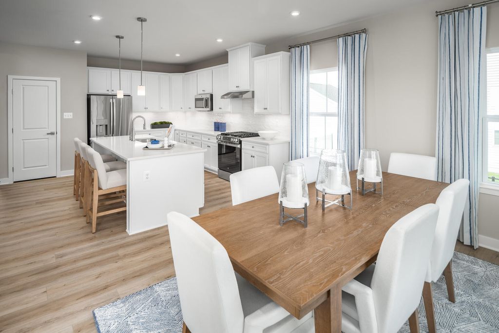 Image 5 of property listing at 1051 Thinleaf Avenue, Ridgeville, SC 29472