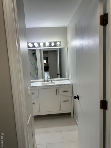 5565 Kebbe Drive, Sterling Heights, MI 48310