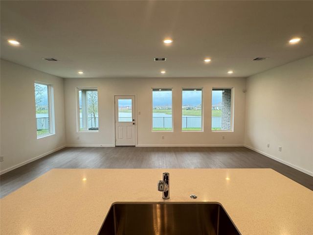 2910 Mariner Island Drive, Texas City, TX 77568