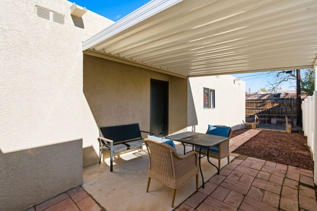 325 Shannon Place NW, Albuquerque, NM 87107