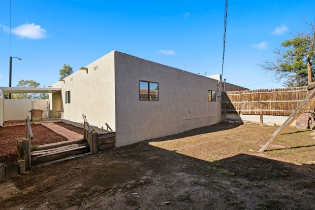 325 Shannon Place NW, Albuquerque, NM 87107