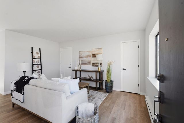 325 Shannon Place NW, Albuquerque, NM 87107