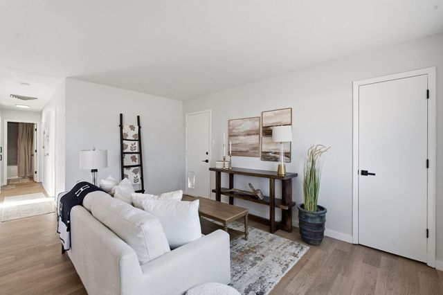 325 Shannon Place NW, Albuquerque, NM 87107