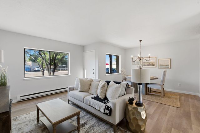 325 Shannon Place NW, Albuquerque, NM 87107
