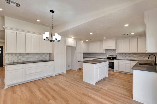 1211 Mere Drive, Pinehurst, TX 77362